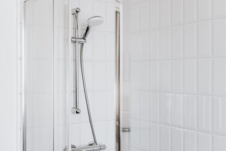 How to Create a Minimalist Bathroom Setup